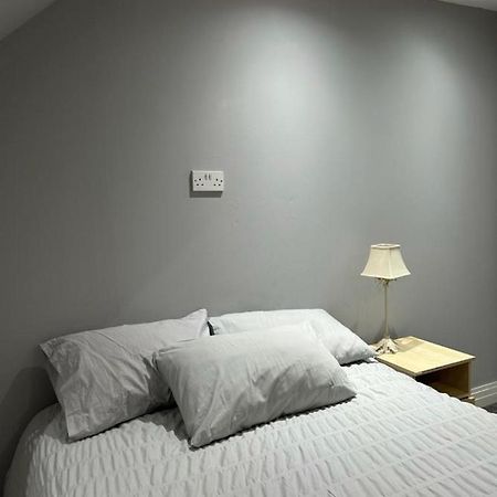 Cosy Nest In London Apartment Хендън Екстериор снимка