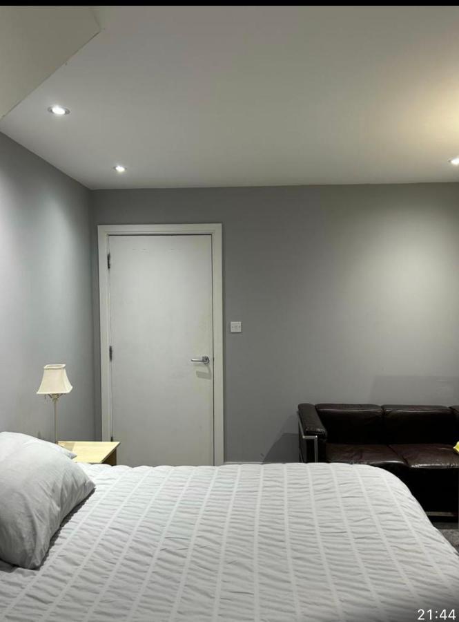 Cosy Nest In London Apartment Хендън Екстериор снимка