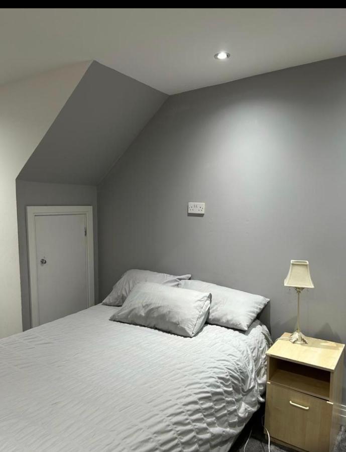 Cosy Nest In London Apartment Хендън Екстериор снимка